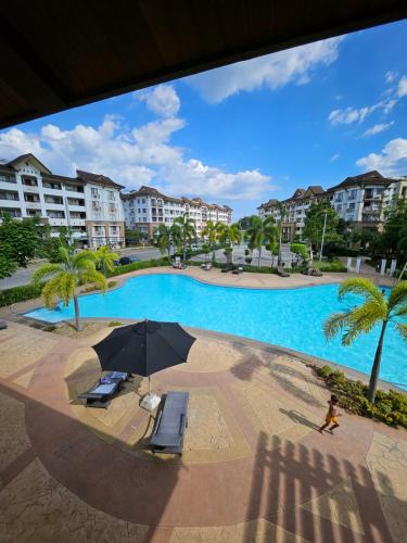 - une vue sur la piscine d'un complexe dans l'établissement Cozy condo for rent, à Davao