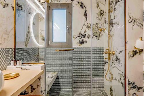 bagno con doccia e porta in vetro di Apollo Tower Athens Center 360oView Luxury Apt ad Atene