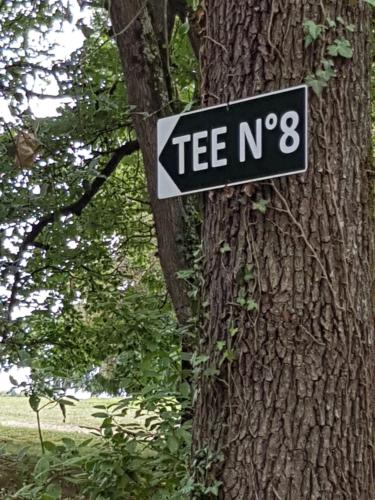 a sign on a tree that reads tea at Appartement T2 face au golf in Buzet-sur-Tarn