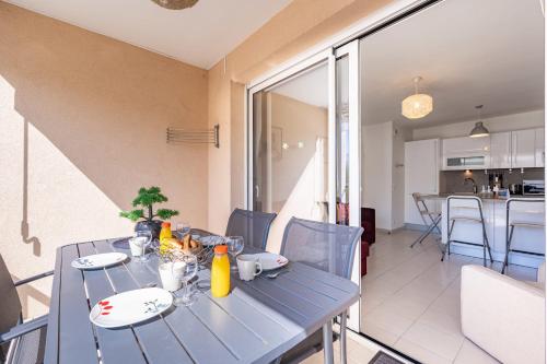 une table à manger bleue dans une pièce avec une cuisine dans l'établissement L'EDEN SQUARE Apartment for 4 By Sunset, à Antibes