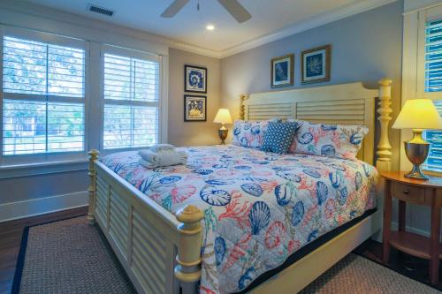 una camera da letto con un letto e due finestre di Sea Dream a Isle of Palms