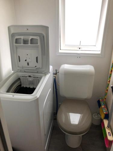 卡內的住宿－CANET Plage Mobil Home Nicky，白色的浴室设有卫生间和窗户。