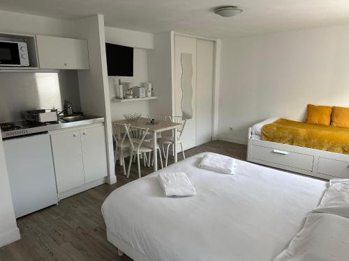 une chambre avec un lit et une cuisine avec une table dans l'établissement Tours, Touraine et Chateaux de la Loire, à Fondettes