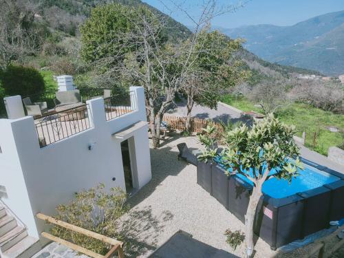 une villa avec piscine et montagne dans l'établissement Maison Corse avec piscine et sauna - La Casa Lilia, à Campile