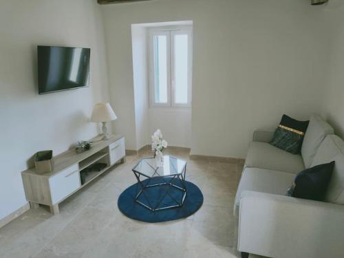 un salon avec un canapé et une table dans l'établissement Maison Corse avec piscine et sauna - La Casa Lilia, à Campile