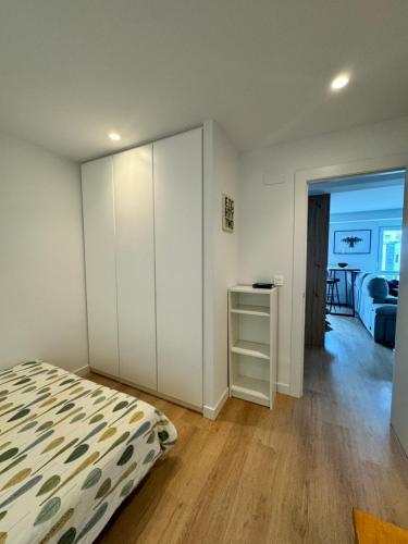 ヒホンにあるPiso de 2 habitaciones en centro, zona muy tranquila con playa a 2 min andandoのベッドと机が置かれた寝室