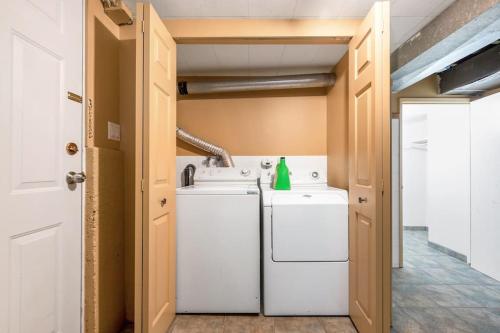 una lavanderia con lavatrice e asciugatrice di Tranquil Haven near Attractions: 4 BD Suite a Vancouver