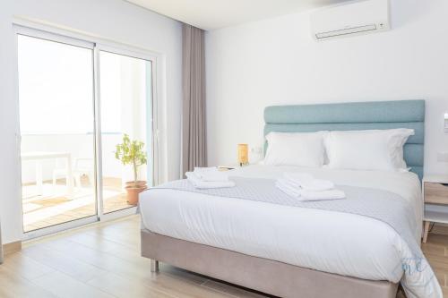 Postel nebo postele na pokoji v ubytování MC Suites Burgau with amazing front sea view