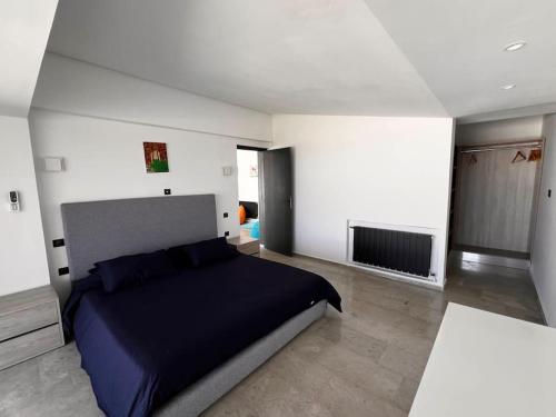 - une chambre avec un grand lit dans l'établissement Duplex Blue Lagoon, à Bizerte