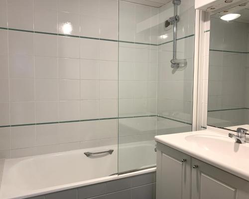 y baño con ducha acristalada y lavamanos. en Maison de vacances BERENICE à St Martin de Ré, en Saint-Martin-de-Ré
