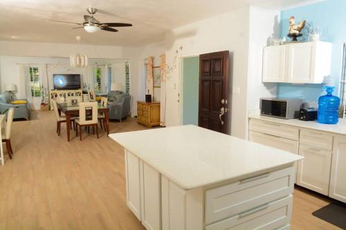 uma cozinha e sala de estar com uma mesa em Retreat 2 Jamaica em Runaway Bay