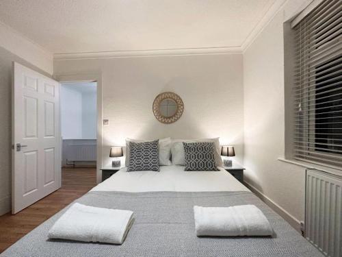 Ένα ή περισσότερα κρεβάτια σε δωμάτιο στο Charming 3-bedroom family home