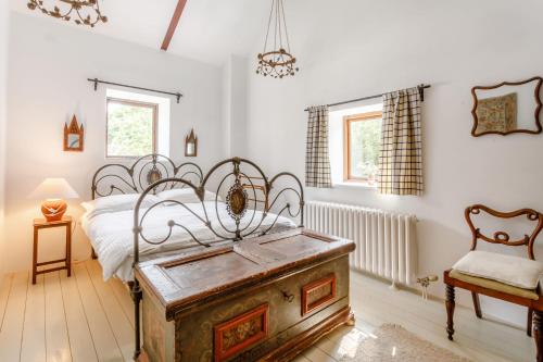 Cama ou camas em um quarto em Peaceful rural retreat near Burghley, Stamford