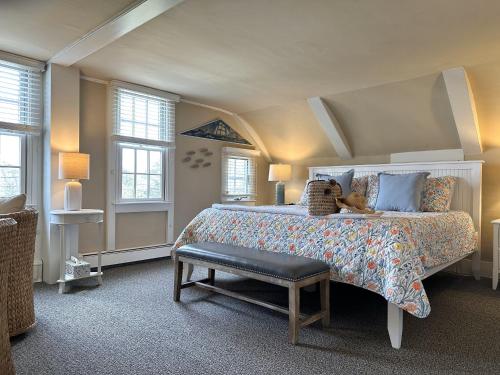 Легло или легла в стая в Ship's Knees Inn