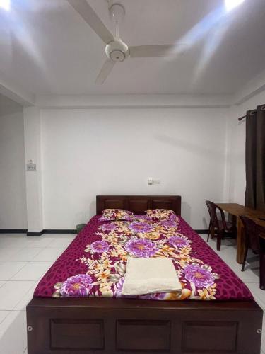 una camera da letto con un grande letto con fiori di Hotel Eco Garden a Buttala