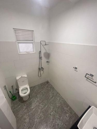 bagno con servizi igienici, finestra e lavandino di Hotel Eco Garden a Buttala