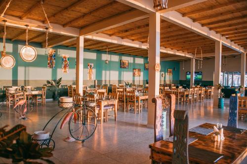 - un restaurant avec des tables et des chaises dans une salle dans l'établissement PARAISO DAKHLA, à Dakhla