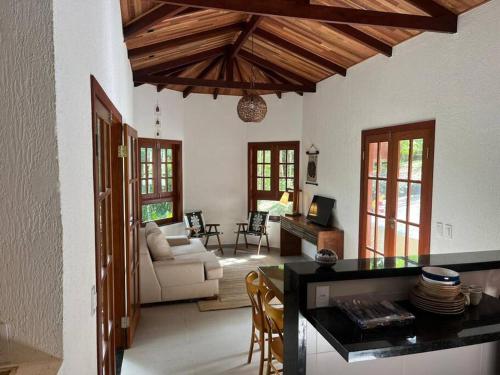una sala de estar con un sofá y una mesa en Chalé Carolina Bela, en Guaramiranga