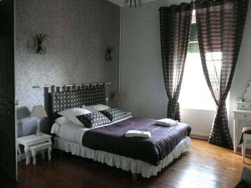 - une chambre avec un grand lit et une fenêtre dans l'établissement LES TERRES BASSES, à Fabrezan