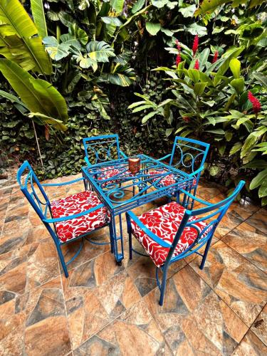 two blue chairs and a table and a table and chairs at Casa Tres Colibries in Mérida
