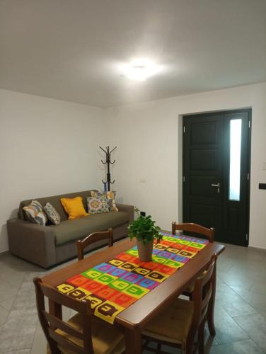 - un salon avec une table et un canapé dans l'établissement Colli di Luni, à Luni