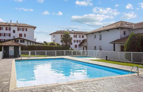 una piscina di fronte ad alcuni edifici di Atlantic Selection - Charmant & calme avec piscine et parking a Hendaye