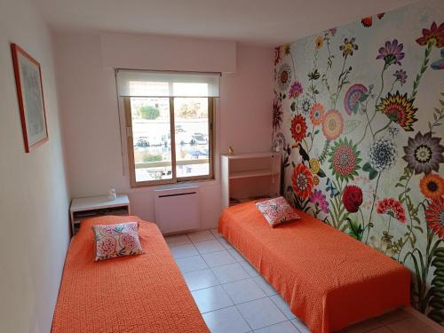 une chambre avec deux lits et une fenêtre dans l'établissement Your holiday Island in Mandelieu-la-Napoule, à Mandelieu-la-Napoule