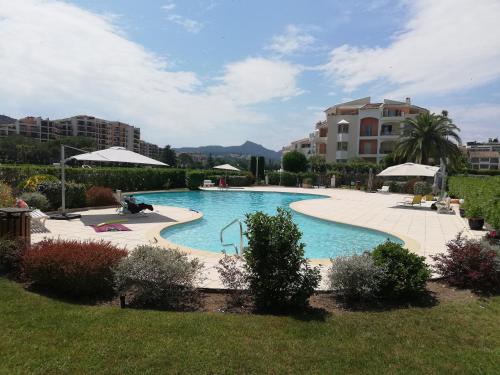 une grande piscine dans un complexe dans l'établissement Your holiday Island in Mandelieu-la-Napoule, à Mandelieu-la-Napoule