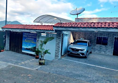 een auto geparkeerd voor een gebouw bij Pousada Amigos do Caetés in Angra dos Reis