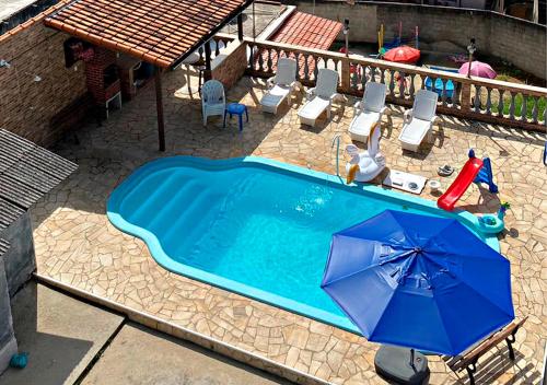 an overhead view of a swimming pool with an umbrella at Pousada Amigos do Caetés in Angra dos Reis