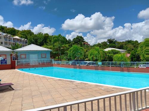 una piscina con una recinzione e alberi sullo sfondo di BAMBOU a La Trinité