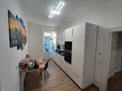 A kitchen or kitchenette at City Apartments Offenbach