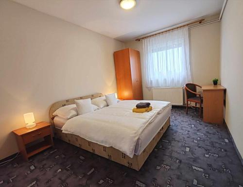 Ένα ή περισσότερα κρεβάτια σε δωμάτιο στο Sunny City House Dunaújváros