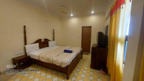Una cama o camas en una habitación de Rani Mahal Hotel