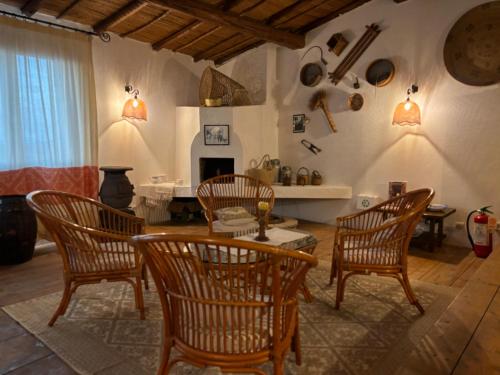 sala de estar con mesa y 4 sillas en B&B Casa Doria en Castelsardo