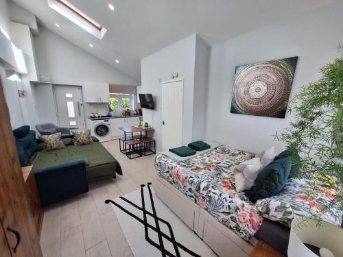 salon z łóżkiem i kanapą w obiekcie New, stylish studio flat with private patio and free on-street parking Check out at 11am w Bournemouth