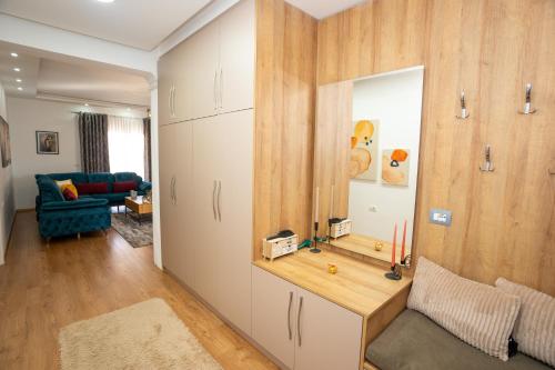 salon z kanapą i biurkiem w pokoju w obiekcie Olivia Apartment w Sarandzie