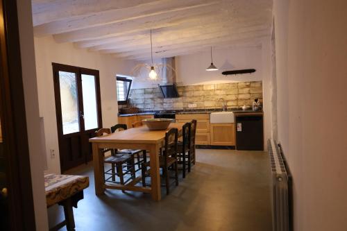 cocina y comedor con mesa y sillas en Casa rural el Ayozar, en Albanchez de Úbeda