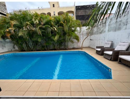 a large blue swimming pool on top of a building at VillaXXL & Pool, Fidjrosse, route des pêches, Cotonou in Godomè