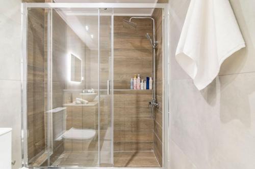 ein Bad mit einer Dusche, einem WC und einem Waschbecken in der Unterkunft Modern Apartmen, Piraeus near Microlimano, Kastela in Piräus