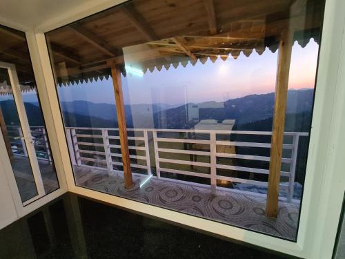 Nespecifikovaný výhled na hory nebo výhled na hory při pohledu z hotelu