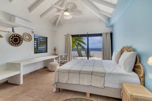 - une chambre avec un lit et une vue sur l'océan dans l'établissement Villa Mingo in Punt Vierkant, à Kralendijk