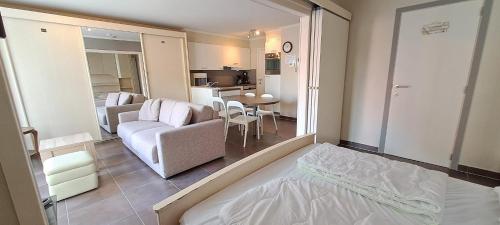 a small living room with a couch and a table at 1-slaapkamer appartement - vlak bij strand - parkeerplaats inclusief in Blankenberge