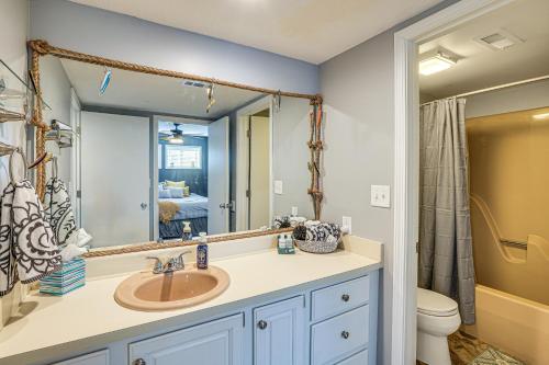 un baño con lavabo e inodoro en 3 Mi to Boat Ramp Osage Beach Condo with Grill!, en Osage Beach