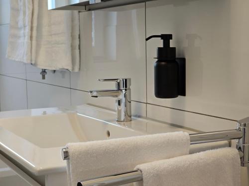 Ένα μπάνιο στο BETTER l modern apartment l Tischkicker