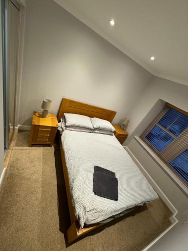 1 dormitorio con cama y ventana en Town Centre 2 bedroom apartment en Wick