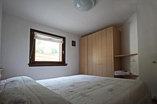- une chambre avec un lit et une fenêtre dans l'établissement Bait Solif, à Valdidentro