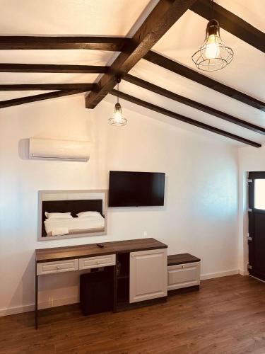 a room with a desk and a flat screen tv at Casa YDA in Horezu