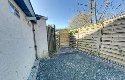 a fence with a wooden gate and a driveway at Gare 173A Bruxelles-Charleroi-airport in Charleroi