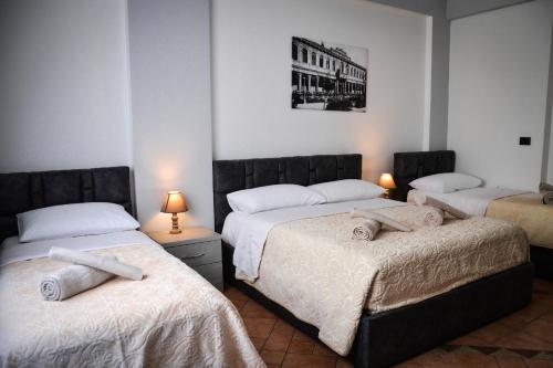 1 dormitorio con 2 camas y toallas. en Horizont Apart-Hotel, en Shkodër